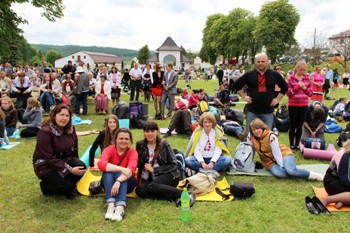 Вінницька молодь на прощі в Уневі Вінницька молодь на прощі в Уневі